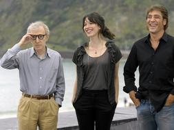 Woody Allen, junto a Rebecca Hall y Javier Bardem, esta mañana en San Sebastián. /EFE