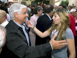 El presidente del PSOE de Guipúzcoa, Manuel Huertas, saluda a Sandra Carrasco, hija del ex concejal socialista de Arrasate-Mondragón asesinado por ETA el pasado 7 de marzo. /EFE