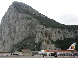 Imagen de archivo de un avión Airbus-319 de la compañía Iberia que fue la primera aeronave que llegó a Gibraltar procedente de Madrid-Barajas. /EFE