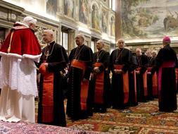 Los cardenales esperaban ayer su turno para recibir la bendición del Papa Benedicto XVI. / Efe