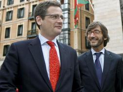 El presidente del PP vasco, Antonio Basagoiti (i), junto al secretario general del Partido Popular del País Vasco, Iñaki Oyarzabal, a su salida el encuentro mantenido con el PNV. / Efe