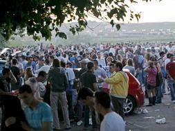 Más de 12.000 jóvenes participan en un botellón que celebra la Fiesta de la Primavera en el Charco de la Pava de Sevilla ./ EFE