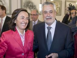El nuevo presidente de la Junta de Andalucía, José Antonio Griñán, junto a la ex alcaldesa de Córdoba y próxima consejera de Obras Públicas y Transportes del Gobierno andaluz, Rosa Aguilar. / Efe