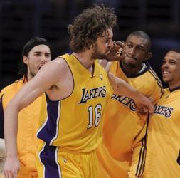 Gasol celebra una canasta con sus compañeros. / Afp