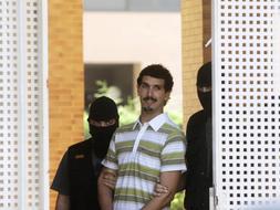 Arkaitz Goikoetxea, cabecilla del "Complejo Vizcaya" de ETA, rodeado de guardias civiles, fue detenido hace un año en el piso franco que ocupaba, junto a otros dos etarras, en las afueras de Logroño. /Archivo