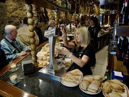 Las muejeres son las que más consumen bocadillos. / Archivo
