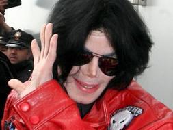 Fotografía de archivo del 30 de enero de 2006 que muestra a la estrella del pop Michael Jackson al bajarse de una limosina en el aeropuerto de Hamburo (Alemania)