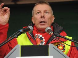 El vicepresidente del Foro Europeo de Empleados de Opel, Rudi Kennes, durante el acto que los trabajadores celebraron en la planta de producción de Amberes, Bélgica. / Efe