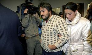 Luis Montoya (i) y Margarita Gabarres (c), padres del menor orensano obeso./ Efe