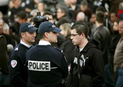 Compañeros y amigos del gendarme francés asesinado por ETA se concentran en su recuerdo