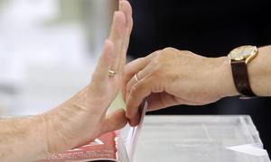 Un hombre deposita su voto en el Referendum sobre el Estatuto catalan en junio de 2006. / Archivo