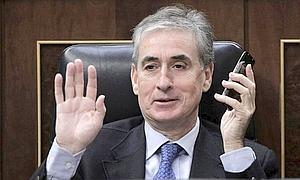 El ministro de la Presidencia, Ramón Jáuregui, hace un gesto durante la sesión de control al ejecutivo celebrada en el Congreso. / Efe