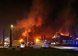 Un incendio destruye una tienda de bricolaje en Majadahonda
