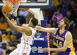 Descalabro de Lakers ante la mirada de Jordan