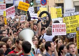 Un millar de jóvenes reclama la salida de la crisis