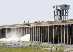 La crecida del río Mississippi obliga a inundar el campo para salvar varias ciudades de Luisiana