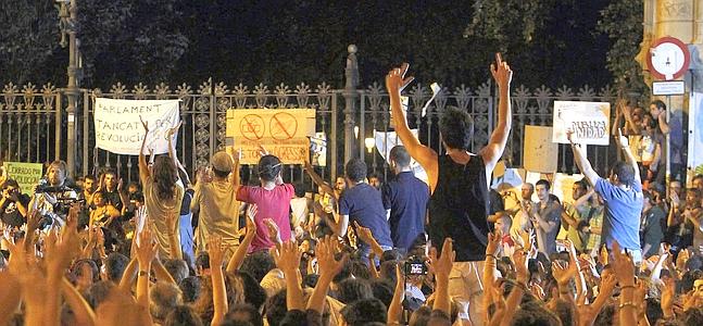 Miles de 'indignados' se agolpan ante el Parlamento catalán