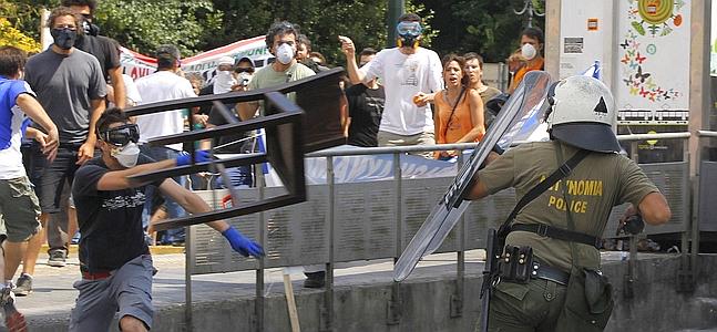 Policías y manifestantes mantienen duros choques en Atenas