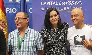 El alcalde de San Sebastián, Juan Karlos Izagirre, posa con la ministra de Cultura, Ángeles González Sinde, y con su antecesor en el cargo Odón Elorza. / Foto: Efe | Vídeo: Europa Press