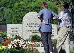 Desmantelan la tumba del nazi Rudolf Hess