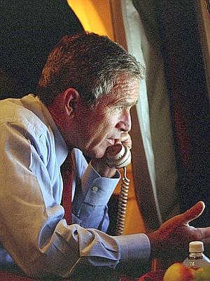George W. Bush habla por teléfono. / Archivo