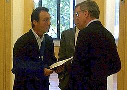 Manuel Cobo vuelve al trabajo tras su accidente de moto