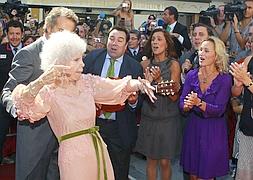 La duquesa de Alba y Alfonso Díez, ya convertidos en marido y mujer, bailan al son de la rumba. / Foto: Reuters | Vídeo: Atlas