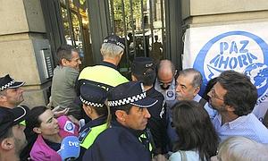 Agentes de Policía tratan de ejecutar el desahucio de la sede de una ONG en Madrid. / Efe