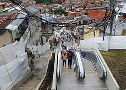 Instalan escaleras mecánicas en un barrio pobre de Medellín