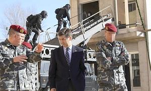 El Director General de la Policía, Ignacio Cosidó (c), acompañado del Comisario Felix Antolín (i) durante su visita a la sede del Grupo Especial de Operaciones. / Efe