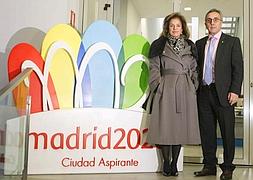 Ana Botella y Alejandro Blanco posan junto al logo de la candidatura. / Efe