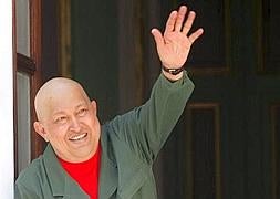 Chávez. saluda desde el balcón presidencial/ Efe