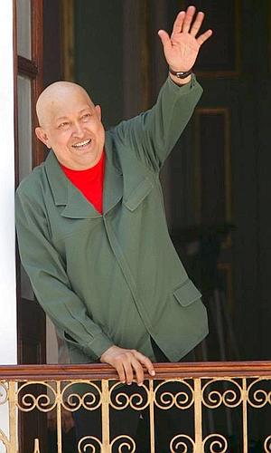 Chávez. saluda desde el balcón presidencial/ Efe