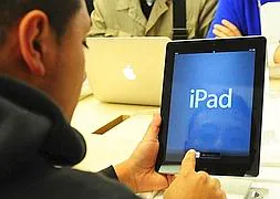 Un cliente prueba el nuevo iPad. / Afp