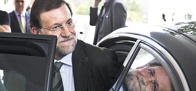 Rajoy , monta en un coche en Antequera, donde ha presidido la reunión del Comité Ejecutivo del PP andaluz. / Efe