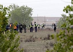 La Policía analiza el lugar donde el aparato se ha estrellado. /  Efe