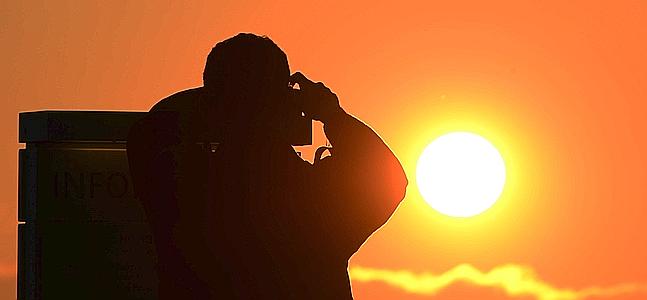 Un hombre se prepara para contemplar el tránsito de Venus. / Foto: Robyn Beck | Video: ESA