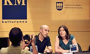 Los representantes de la productora Zinez./ Javier Etxezarreta (Efe)