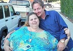 Pauline Potter y su esposo fuera de su casa. / Closer