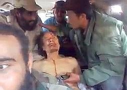 Momento en el que juegan con el cadáver del dictador./ Foto y vídeo: YouTube