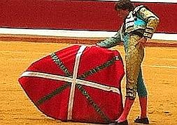 Antonio Barrera, al ruedo con la ikurriña como muleta