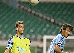 Los jugadores Juanfran Torres (i) y David Silva (d) en un entrenamiento con la selección. / EFE