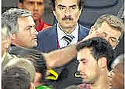 El momento en que Mourinho mete el dedo en el ojo a Vilanova. / Archivo