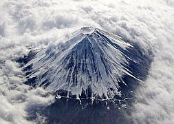 Vista del Monte Fuji, Japón, rodeado de nubes. / Archivo