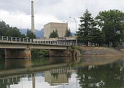 Vista exterior de la central nuclear Santa María de Garoña, junto al rio Ebro. / Archivo