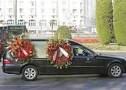 El cortejo fúnebre de Santiago Carrillo pasa ante la fuente de Neptuno antes de llegar al cementerio de la Almudena. / Efe