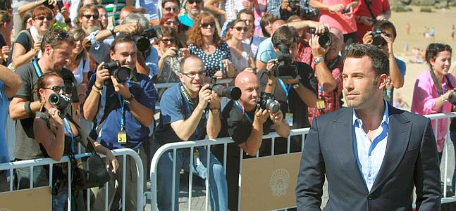 Ben Affleck posa a la entrada del Kursaal./ J. Herrero Vídeo: E. Vallejo