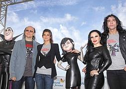 Santiago Segura, Clara Lago, Alaska y Mario Vaquerizo posan con algunos de los personajes de 'Hotel Transilvania'. / Efe