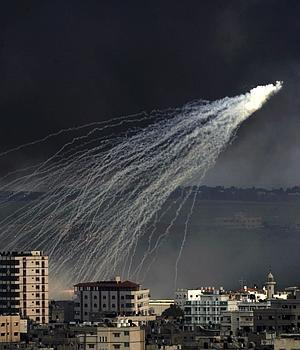 Bómbas de fósforo utilizadas como cortinas de humo durante los ataques israelíes contra la ciudad de Gaza en una de las incuriones de la llamada operación 'Plomo  Fundido'. / Mohammed Saber (Efe)