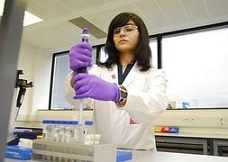 Trabajadora del laboratorio anti-dopaje de los Juegos Olímpicos de Londres 2012./Reuters